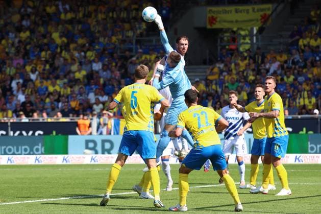 01 09 2024, xtgx, Soccer 2 Bundesliga, Eintracht Braunschweig Karlsruher SC emspor, v l Lennart Grill Braunschweig, 1 , Budu Zivivadze Karlsruhe, 11 Parade, haelt den Ball, faengt den Ball, pariert Zweikampf, Duell, Kampf, tackle DFL DFB REGULATIONS PROHIBIT ANY USE OF PHOTOGRAPHS as IMAGE SEQUENCES and or QUASI VIDEO Braunschweig