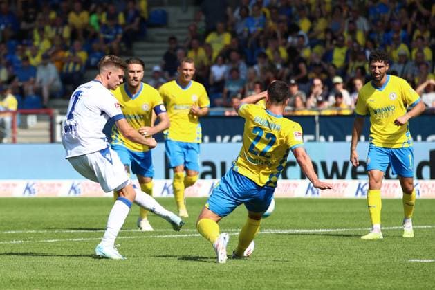 01 09 2024, xtgx, Soccer 2 Bundesliga, Eintracht Braunschweig Karlsruher SC emspor, v l Dzenis Burnic Karlsruhe, 7 shoots the ball on goal, shot on goal, shot DFL DFB REGULATIONS PROHIBIT ANY USE OF PHOTOGRAPHS as IMAGE SEQUENCES and or QUASI VIDEO Braunschweig