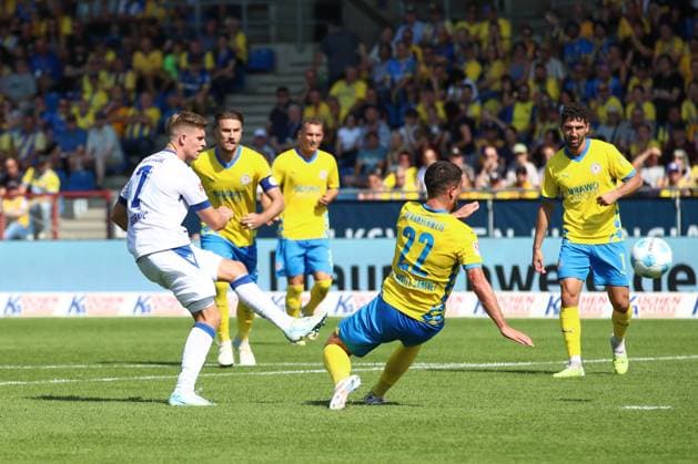 01 09 2024, xtgx, Soccer 2 Bundesliga, Eintracht Braunschweig Karlsruher SC emspor, v l Dzenis Burnic Karlsruhe, 7 shoots the ball on goal, shot on goal, shot DFL DFB REGULATIONS PROHIBIT ANY USE OF PHOTOGRAPHS as IMAGE SEQUENCES and or QUASI VIDEO Braunschweig