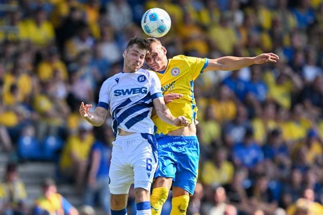 2 Liga Eintracht Braunschweig Karlsruher SC on 01 09 2024 at Eintracht Stadion in Braunschweig Leon Jensen Karlsruhe in a duel against Sven Köhler Koehler Braunschweig MT