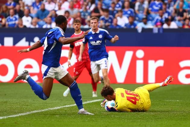 Jonas Urbig 1 FC Koeln holds a cross from Derry John Murkin FC Schalke 04 FC Schalke 04 vs 1 FC Koeln, Football, 2 Bundesliga, Matchday 4, Season 2024 2025, 01 09 2024 Photo kolbert press Ant Palmer Veltins Arena NRW Germany Copyright: xkolbert-press AntxPalmerx