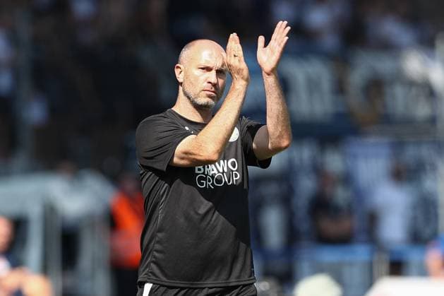 01 09 2024, xtgx, Fußball 2 Bundesliga, Eintracht Braunschweig Karlsruher SC emspor, v l Daniel Scherning Braunschweig, Trainer gibt Anweisungen, gestikuliert mit den Armen, gesticulate, gives instructions DFL DFB REGULATIONS PROHIBIT ANY USE OF PHOTOGRAPHS as IMAGE SEQUENCES and or QUASI VIDEO Braunschweig