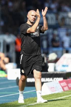 01 09 2024, xtgx, Fußball 2 Bundesliga, Eintracht Braunschweig Karlsruher SC emspor, v l Daniel Scherning Braunschweig, Trainer gibt Anweisungen, gestikuliert mit den Armen, gesticulate, gives instructions DFL DFB REGULATIONS PROHIBIT ANY USE OF PHOTOGRAPHS as IMAGE SEQUENCES and or QUASI VIDEO Braunschweig