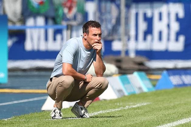 01 09 2024, xtgx, Soccer 2 Bundesliga, Eintracht Braunschweig Karlsruher SC emspor, v l Christian Eichner Karlsruhe, coach thoughtful DFL DFB REGULATIONS PROHIBIT ANY USE OF PHOTOGRAPHS as IMAGE SEQUENCES and or QUASI VIDEO Braunschweig