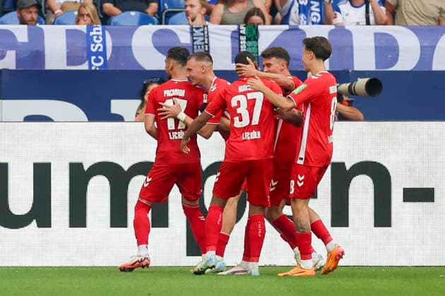 Tim Lemperle 1 FC Koeln celebrates his goal with teammates, 2 Bundesliga, FC Schalke 04 vs 1 FC Köln, Veltins Arena, September 1, 2024 in Gelsenkirchen, Germany Photo by Marco Steinbrenner DeFodi Images Tim Lemperle 1 FC Koeln celebrates his goal with teammates, 2 Bundesliga, FC Schalke 04 vs 1 FC Köln, Veltins Arena, September 1, 2024 in Gelsenkirchen, Germany Photo by Marco Steinbrenner DeFodi Images DFB DFL REGULATIONS PROHIBIT ANY USE OF PHOTOGRAPHS AS IMAGE SEQUENCES AND OR QUASI VIDEO Defodi 700 schalke koeln 20240901 039 Defodi-700 DFB DFL REGULATIONS PROHIBIT ANY USE OF PHOTOGRAPHS AS IMAGE SEQUENCES AND OR QUASI-VIDEO.