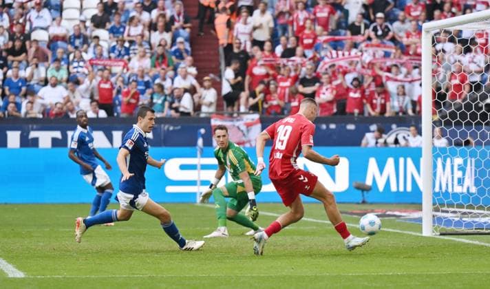 Tim Lemperle 1 FC Koeln , right , scores the goal to 0 3, left Ron Schallenberg FC Schalke 04 , Goalkeeper Justin Heekeren FC Schalke 04 01 09 2024, Soccer 2 Bundesliga, Matchday 4, Season 2024 2025 FC Schalke 04 1 FC Köln Gelsenkirchen Veltins Arena Nordrhein Westfalen Germany Team2