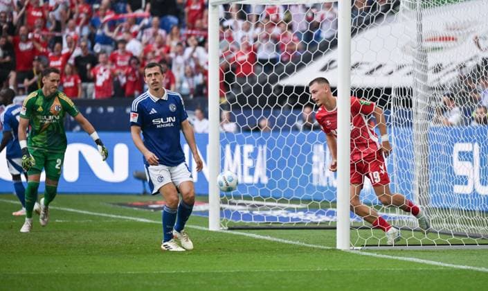 Tim Lemperle 1 FC Koeln , right , scores the goal to 0 3, left Ron Schallenberg FC Schalke 04 , Goalkeeper Justin Heekeren FC Schalke 04 01 09 2024, Soccer 2 Bundesliga, Matchday 4, Season 2024 2025 FC Schalke 04 1 FC Köln Gelsenkirchen Veltins Arena Nordrhein Westfalen Germany Team2