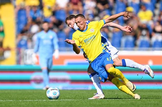 2 Liga Eintracht Braunschweig Karlsruher SC on 01 09 2024 at Eintracht Stadium in Braunschweig Budu Zivzivadze Karlsruhe in a duel against Sven Köhler Koehler Braunschweig MT