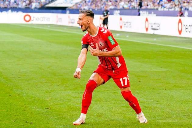Soccer 2 Bundesliga Season 2024 2025, Matchday 4 FC Schalke 04 vs 1 FC Köln Veltins Arena, Gelsenkirchen Colognes Leart Paqarada crosses sharply from the half-left to the second post, where Colognes Tim Lemperle has no trouble scoring the third goal Goal, jubilation, joy at 0 3 after the restart in the 46th minute Copyright: xJOERANxSTEINSIEKx