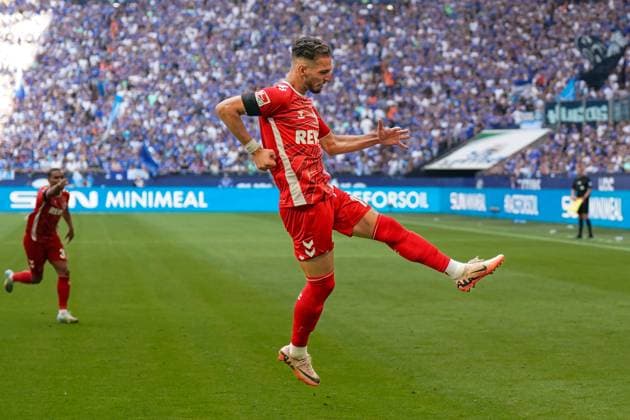 Soccer 2 Bundesliga Season 2024 2025, Matchday 4 FC Schalke 04 vs 1 FC Köln Veltins Arena, Gelsenkirchen Colognes Leart Paqarada crosses sharply from the half-left to the second post, where Colognes Tim Lemperle has no trouble scoring the third goal Goal, jubilation, joy at 0 3 after the restart in the 46th minute Copyright: xJOERANxSTEINSIEKx