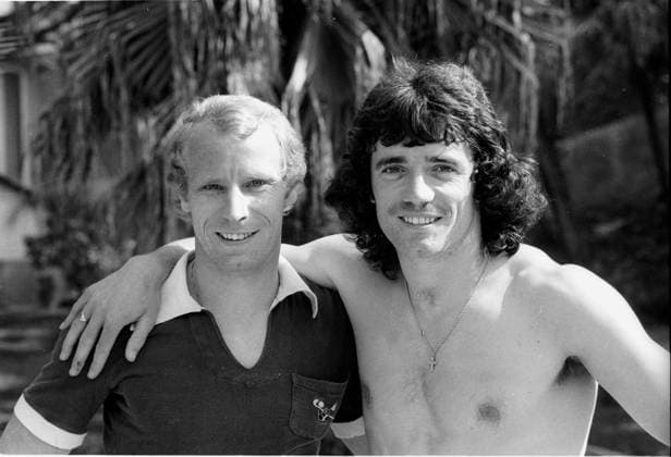 Archivbilder der Woche SPORT KW35 BRD Deutschland; Länderspielreise, Südamerika, Berti Vogts besucht Kevin Keegan (England), der mit der englischen Nationmannschaft auch in Südamerika ist. 10.06.1977 *** FRG Germany international trip, South America, Berti Vogts visits Kevin Keegan England , who is also in South America with the England national team 10 06 1977 HM