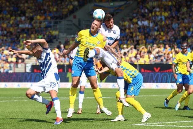 01 09 2024, xtgx, Football 2 Bundesliga, Eintracht Braunschweig Karlsruher SC emspor, v l Sebastian Polter Braunschweig, 17 , Nicolai Rapp Karlsruhe, 17 duel, duel, fight, tackle DFL DFB REGULATIONS PROHIBIT ANY USE OF PHOTOGRAPHS as IMAGE SEQUENCES and or QUASI VIDEO Braunschweig
