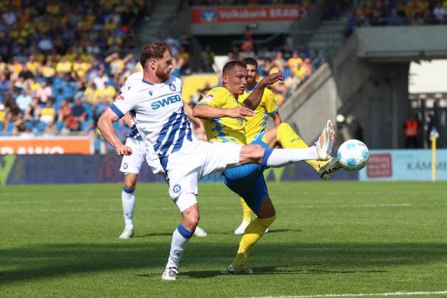 01 09 2024, xtgx, Fußball 2 Bundesliga, Eintracht Braunschweig Karlsruher SC emspor, v l Budu Zivivadze Karlsruhe, 11 , Sven Koehler Köhler, Braunschweig, 27 Zweikampf, Duell, Kampf, tackle DFL DFB REGULATIONS PROHIBIT ANY USE OF PHOTOGRAPHS as IMAGE SEQUENCES and or QUASI VIDEO Braunschweig