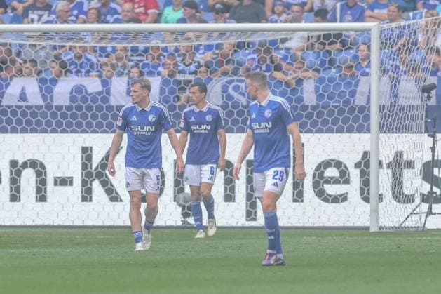 01 09 2024, Football, Season 2024 2025, 2 Bundesliga, Matchday 4, FC Schalke 04 1 FC Köln, f l Derry John Murkin FC Schalke 04 , Ron Schallenberg FC Schalke 04 , Tobias Mohr FC Schalke 04 Gelsenkirchen Veltins Arena NRW Germany xRHR PHOTO TRx Copyright: TimxRehbein RHR-FOTOx RHR-FOTO TR