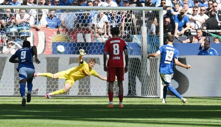 Kenan Karaman FC Schalke 04 converts the penalty against goalkeeper Jonas Urbig 1 FC Köln 1 3 01 09 2024, Football 2 Bundesliga, Matchday 4, Season 2024 2025 FC Schalke 04 1 FC Köln Gelsenkirchen Veltins Arena Nordrhein Westfalen Germany Team2