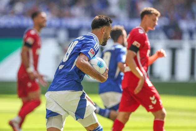 01 09 2024, Football, Season 2024 2025, 2 Bundesliga, Matchday 4, FC Schalke 04 1 FC Köln, Kenan Karaman FC Schalke 04 grabs the ball after his goal for 3 to 1 Gelsenkirchen Veltins Arena NRW Germany xRHR PHOTO TRx Copyright: TimxRehbein RHR-FOTOx RHR-FOTO TR