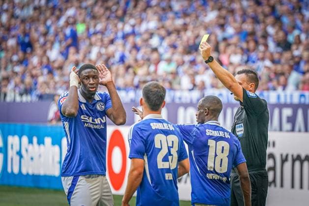 Soccer 2 Bundesliga Season 2024 2025, Matchday 4 FC Schalke 04 vs 1 FC Köln Veltins Arena, Gelsenkirchen Schalkes Ibrahima CissÃ Cisse gets a yellow card from referee Sven Jablonski Copyright: xJOERANxSTEINSIEKx
