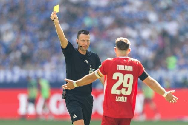 Soccer 2 Bundesliga 4 Matchday FC Schalke 04 1 FC Köln on 01 09 2024 at the Veltins Arena in Gelsenkirchen Referee Sven Jablonski Bremen , left shows the yellow card, Jan Thielmann Köln , right DFL regulations prohibit any use of photographs as image sequences and or quasi video xJRx