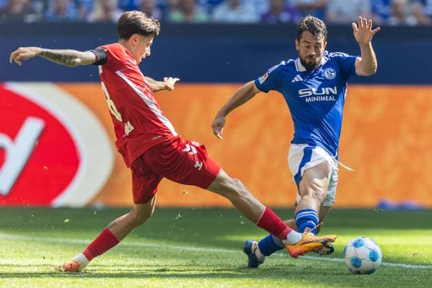 Soccer 2 Bundesliga 4 Matchday FC Schalke 04 1 FC Köln on 01 09 2024 at the Veltins Arena in Gelsenkirchen Denis Huseinbasic Köln , left foul Amin Younes Schalke , right DFL regulations prohibit any use of photographs as image sequences and or quasi video xJRx