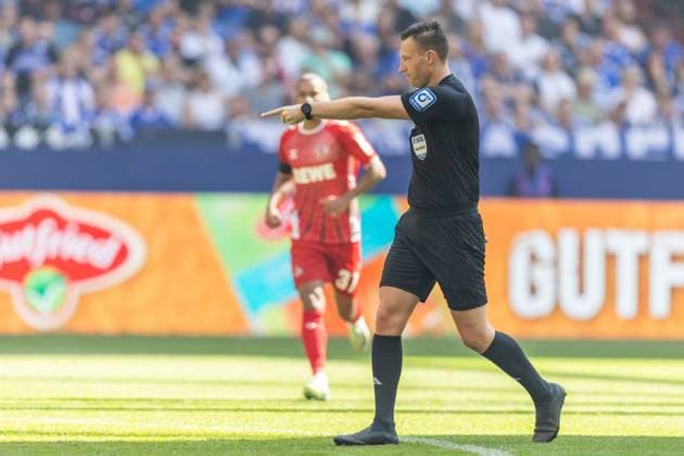 Soccer 2 Bundesliga 4 Matchday FC Schalke 04 1 FC Köln on 01 09 2024 at the Veltins Arena in Gelsenkirchen Referee Sven Jablonski Bremen points to the penalty spot gives a penalty DFL regulations prohibit any use of photographs as image sequences and or quasi video xJRx