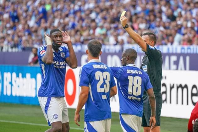 Soccer 2 Bundesliga Season 2024 2025, Matchday 4 FC Schalke 04 vs 1 FC Köln Veltins Arena, Gelsenkirchen Schalkes Ibrahima CissÃ Cisse gets a yellow card from referee Sven Jablonski Copyright: xJOERANxSTEINSIEKx