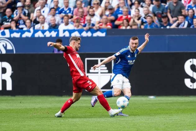 GER, 2 FBL FC Schalke 04 vs 1 FC Köln Koeln 01 09 2024, Veltins Arena, Gelsenkirchen, GER, 2 FBL FC Schalke 04 vs 1 FC Köln Koeln In the picture duel between Tobias Mohr FC Schalke 04, 29 and Jan Thielmann 1 FC Köln Koeln, nordphotoxGmbHxx xChristianxSchulze nph000300