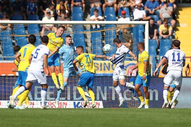 01 09 2024, xtgx, Fußball 2 Bundesliga, Eintracht Braunschweig Karlsruher SC emspor, v l Andrin Hunziker Karlsruhe, 9 schiesst Tor, schießt, Torschuetze, erzielt Tor, Treffer, scores the goal 1 1 DFL DFB REGULATIONS PROHIBIT ANY USE OF PHOTOGRAPHS as IMAGE SEQUENCES and or QUASI VIDEO Braunschweig