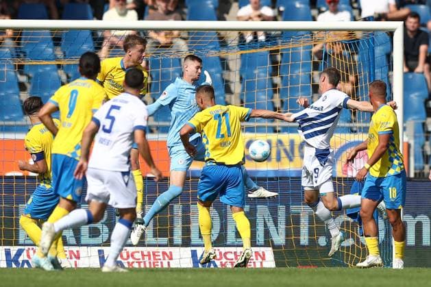 01 09 2024, xtgx, Fußball 2 Bundesliga, Eintracht Braunschweig Karlsruher SC emspor, v l Andrin Hunziker Karlsruhe, 9 schiesst Tor, schießt, Torschuetze, erzielt Tor, Treffer, scores the goal 1 1 DFL DFB REGULATIONS PROHIBIT ANY USE OF PHOTOGRAPHS as IMAGE SEQUENCES and or QUASI VIDEO Braunschweig