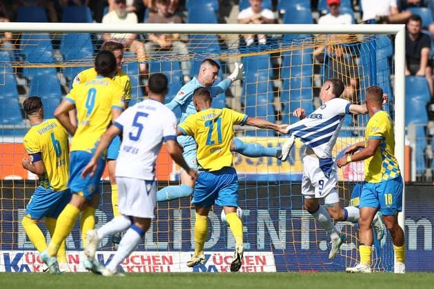 01 09 2024, xtgx, Fußball 2 Bundesliga, Eintracht Braunschweig Karlsruher SC emspor, v l Andrin Hunziker Karlsruhe, 9 schiesst Tor, schießt, Torschuetze, erzielt Tor, Treffer, scores the goal 1 1 DFL DFB REGULATIONS PROHIBIT ANY USE OF PHOTOGRAPHS as IMAGE SEQUENCES and or QUASI VIDEO Braunschweig