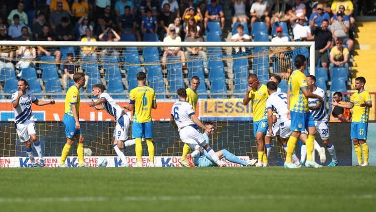 01 09 2024, xtgx, Fußball 2 Bundesliga, Eintracht Braunschweig Karlsruher SC emspor, v l Andrin Hunziker Karlsruhe, 9 Jubel, Torjubel, jubelt ueber das Tor, celebrate the goal, celebration DFL DFB REGULATIONS PROHIBIT ANY USE OF PHOTOGRAPHS as IMAGE SEQUENCES and or QUASI VIDEO Braunschweig