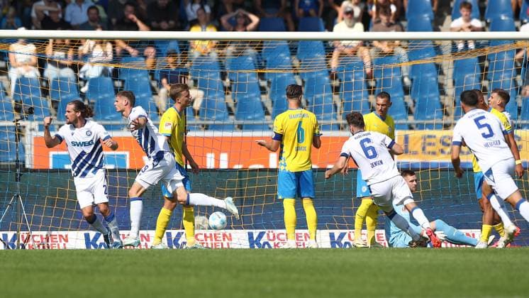 01 09 2024, xtgx, Fußball 2 Bundesliga, Eintracht Braunschweig Karlsruher SC emspor, v l Andrin Hunziker Karlsruhe, 9 Jubel, Torjubel, jubelt ueber das Tor, celebrate the goal, celebration DFL DFB REGULATIONS PROHIBIT ANY USE OF PHOTOGRAPHS as IMAGE SEQUENCES and or QUASI VIDEO Braunschweig