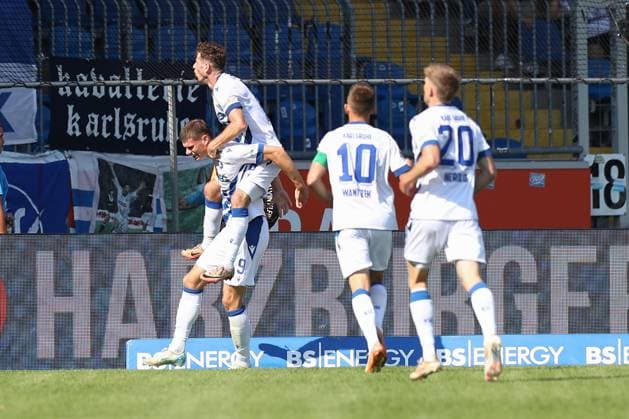 01 09 2024, xtgx, Fußball 2 Bundesliga, Eintracht Braunschweig Karlsruher SC emspor, v l Andrin Hunziker Karlsruhe, 9 Jubel, Torjubel, jubelt ueber das Tor, celebrate the goal, celebration DFL DFB REGULATIONS PROHIBIT ANY USE OF PHOTOGRAPHS as IMAGE SEQUENCES and or QUASI VIDEO Braunschweig