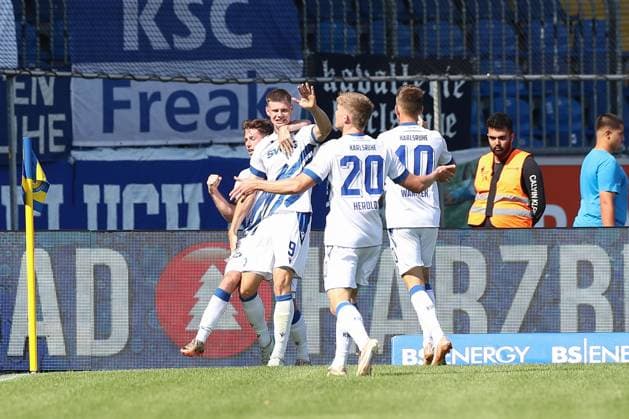01 09 2024, xtgx, Fußball 2 Bundesliga, Eintracht Braunschweig Karlsruher SC emspor, v l Andrin Hunziker Karlsruhe, 9 Jubel, Torjubel, jubelt ueber das Tor, celebrate the goal, celebration DFL DFB REGULATIONS PROHIBIT ANY USE OF PHOTOGRAPHS as IMAGE SEQUENCES and or QUASI VIDEO Braunschweig