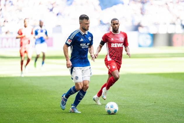 GER, 2 FBL FC Schalke 04 vs 1 FC Köln Koeln 01 09 2024, Veltins Arena, Gelsenkirchen, GER, 2 FBL FC Schalke 04 vs 1 FC Köln Koeln In the picture Adrian Gantenbein FC Schalke 04, 17 single action whole body whole body ball on foot nordphotoxGmbHxx xChristianxSchulze nph000300