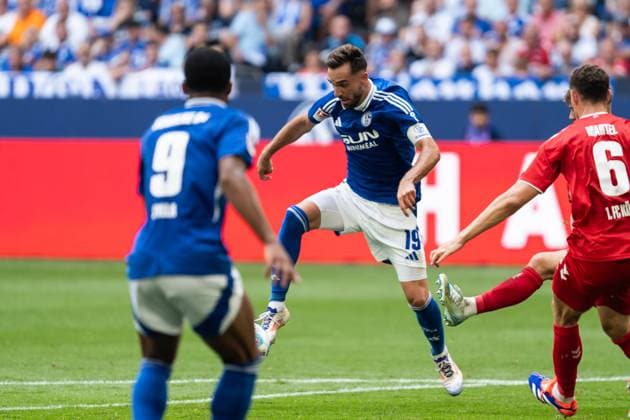 GER, 2 FBL FC Schalke 04 vs 1 FC Köln Koeln 01 09 2024, Veltins Arena, Gelsenkirchen, GER, 2 FBL FC Schalke 04 vs 1 FC Köln Koeln In the picture Kenan Karaman FC Schalke 04, 19 single action full body whole body ball on foot nordphotoxGmbHxx xChristianxSchulze nph000300