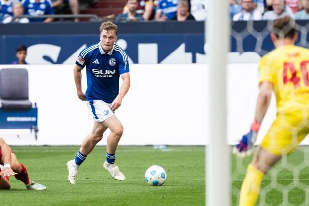 GER, 2 FBL FC Schalke 04 vs 1 FC Köln Koeln 01 09 2024, Veltins Arena, Gelsenkirchen, GER, 2 FBL FC Schalke 04 vs 1 FC Köln Koeln In the picture Derry John Murkin FC Schalke 04, 5 single action whole body whole body ball on foot nordphotoxGmbHxx xChristianxSchulze nph000300