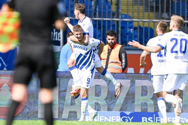 2 Liga Eintracht Braunschweig Karlsruher SC on 01 09 2024 at Eintracht Stadion in Braunschweig Cheering, goal celebration, goal scorer, goal scorer Andrin Hunziker Karlsruhe cheers after his goal to 1 1 MT