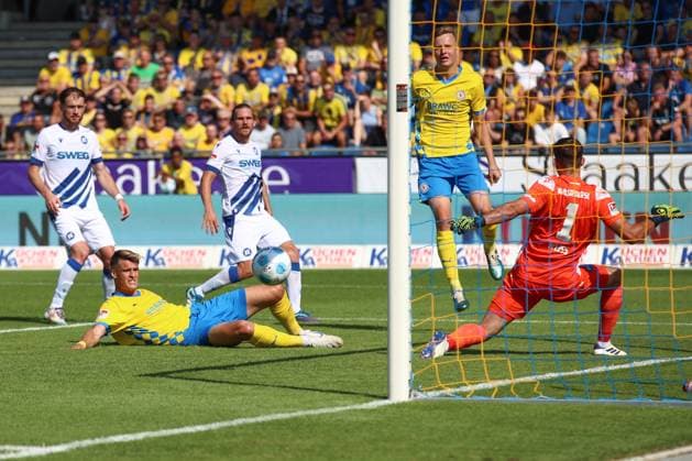 01 09 2024, xtgx, Soccer 2 Bundesliga, Eintracht Braunschweig Karlsruher SC emspor, v l Levente Szabo Braunschweig, 11 misses goal to 2 1, shoots the ball on goal, shot on goal, shot DFL DFB REGULATIONS PROHIBIT ANY USE OF PHOTOGRAPHS as IMAGE SEQUENCES and or QUASI VIDEO Braunschweig