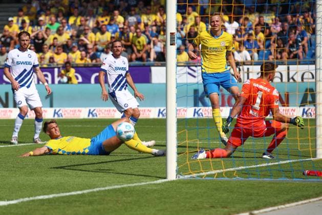 01 09 2024, xtgx, Soccer 2 Bundesliga, Eintracht Braunschweig Karlsruher SC emspor, v l Levente Szabo Braunschweig, 11 misses goal to 2 1, shoots the ball on goal, shot on goal, shot DFL DFB REGULATIONS PROHIBIT ANY USE OF PHOTOGRAPHS as IMAGE SEQUENCES and or QUASI VIDEO Braunschweig
