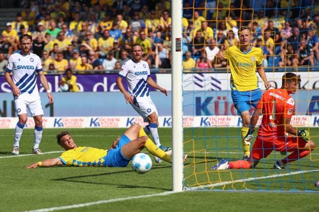 01 09 2024, xtgx, Soccer 2 Bundesliga, Eintracht Braunschweig Karlsruher SC emspor, v l Levente Szabo Braunschweig, 11 misses goal to 2 1, shoots the ball on goal, shot on goal, shot DFL DFB REGULATIONS PROHIBIT ANY USE OF PHOTOGRAPHS as IMAGE SEQUENCES and or QUASI VIDEO Braunschweig