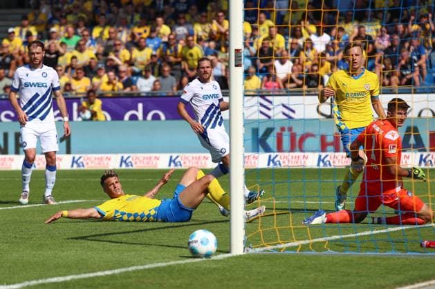 01 09 2024, xtgx, Soccer 2 Bundesliga, Eintracht Braunschweig Karlsruher SC emspor, v l Levente Szabo Braunschweig, 11 misses goal to 2 1, shoots the ball on goal, shot on goal, shot DFL DFB REGULATIONS PROHIBIT ANY USE OF PHOTOGRAPHS as IMAGE SEQUENCES and or QUASI VIDEO Braunschweig
