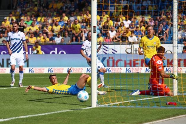01 09 2024, xtgx, Soccer 2 Bundesliga, Eintracht Braunschweig Karlsruher SC emspor, v l Levente Szabo Braunschweig, 11 misses goal to 2 1, shoots the ball on goal, shot on goal, shot DFL DFB REGULATIONS PROHIBIT ANY USE OF PHOTOGRAPHS as IMAGE SEQUENCES and or QUASI VIDEO Braunschweig