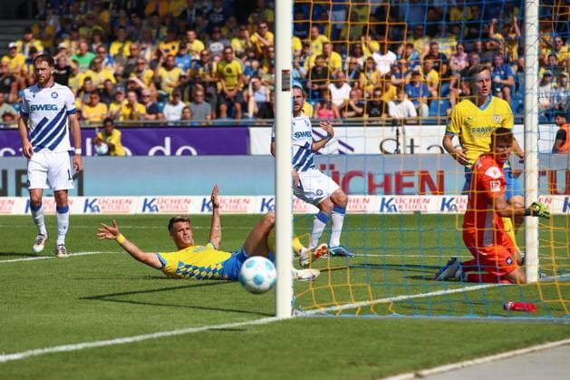 01 09 2024, xtgx, Soccer 2 Bundesliga, Eintracht Braunschweig Karlsruher SC emspor, v l Levente Szabo Braunschweig, 11 misses goal to 2 1, shoots the ball on goal, shot on goal, shot DFL DFB REGULATIONS PROHIBIT ANY USE OF PHOTOGRAPHS as IMAGE SEQUENCES and or QUASI VIDEO Braunschweig