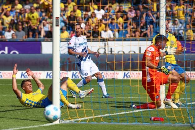 01 09 2024, xtgx, Soccer 2 Bundesliga, Eintracht Braunschweig Karlsruher SC emspor, v l Levente Szabo Braunschweig, 11 misses goal to 2 1, shoots the ball on goal, shot on goal, shot DFL DFB REGULATIONS PROHIBIT ANY USE OF PHOTOGRAPHS as IMAGE SEQUENCES and or QUASI VIDEO Braunschweig