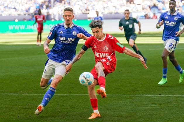 Soccer 2 Bundesliga season 2024 2025, matchday 4 FC Schalke 04 vs 1 FC Köln Veltins Arena, Gelsenkirchen Colognes Denis Huseinbasic in action with Schalkes Janik Bachmann Copyright: xJOERANxSTEINSIEKx