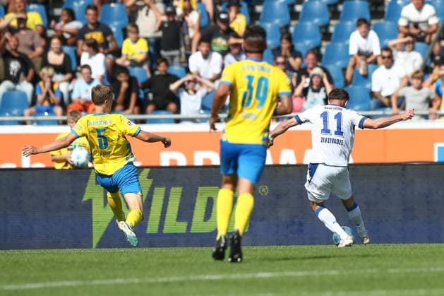 01 09 2024, xtgx, Fussball 2 Bundesliga, Eintracht Braunschweig Karlsruher SC emspor, v l Budu Zivzivadze Karlsruhe, 11 schiesst Tor, schießt, Torschuetze, erzielt Tor, Treffer, scores the goal 1 2 DFL DFB REGULATIONS PROHIBIT ANY USE OF PHOTOGRAPHS as IMAGE SEQUENCES and or QUASI VIDEO Braunschweig