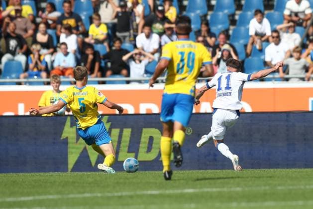 01 09 2024, xtgx, Fussball 2 Bundesliga, Eintracht Braunschweig Karlsruher SC emspor, v l Budu Zivzivadze Karlsruhe, 11 schiesst Tor, schießt, Torschuetze, erzielt Tor, Treffer, scores the goal 1 2 DFL DFB REGULATIONS PROHIBIT ANY USE OF PHOTOGRAPHS as IMAGE SEQUENCES and or QUASI VIDEO Braunschweig
