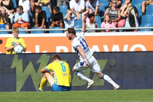 01 09 2024, xtgx, Fußball 2 Bundesliga, Eintracht Braunschweig Karlsruher SC emspor, v l Budu Zivzivadze Karlsruhe, 11 Jubel, Torjubel, jubelt ueber das Tor, celebrate the goal, celebration DFL DFB REGULATIONS PROHIBIT ANY USE OF PHOTOGRAPHS as IMAGE SEQUENCES and or QUASI VIDEO Braunschweig