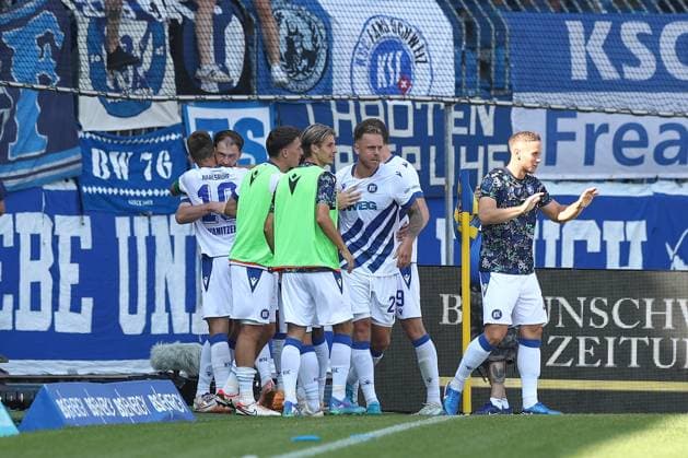 01 09 2024, xtgx, Fußball 2 Bundesliga, Eintracht Braunschweig Karlsruher SC emspor, v l Budu Zivzivadze Karlsruhe, 11 Jubel, Torjubel, jubelt ueber das Tor, celebrate the goal, celebration DFL DFB REGULATIONS PROHIBIT ANY USE OF PHOTOGRAPHS as IMAGE SEQUENCES and or QUASI VIDEO Braunschweig