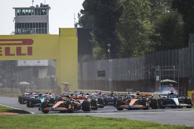 04 NORRIS Lando (gbr), McLaren F1 Team MCL38, 81 PIASTRI Oscar (aus), McLaren F1 Team MCL38, action start of the race, depart, during the Formula 1 Pirelli Gran Premio d’Italia 2024, Italian Grand Prix 2024, 16th round of the 2024 Formula One World Championship, WM, Weltmeisterschaft from August 30 to September 1, 2024 on the Autodromo Nazionale Monza, in Monza, Italy - F1 - ITALIAN GRAND PRIX 2024 DPPI Panoramic  240901_R16_ITALIA_DP_FG0O8202